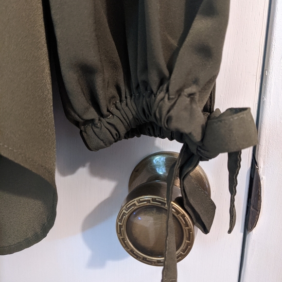 Banana Republic Blouse with Gathered Wrist Detail - Picture 4 of 6